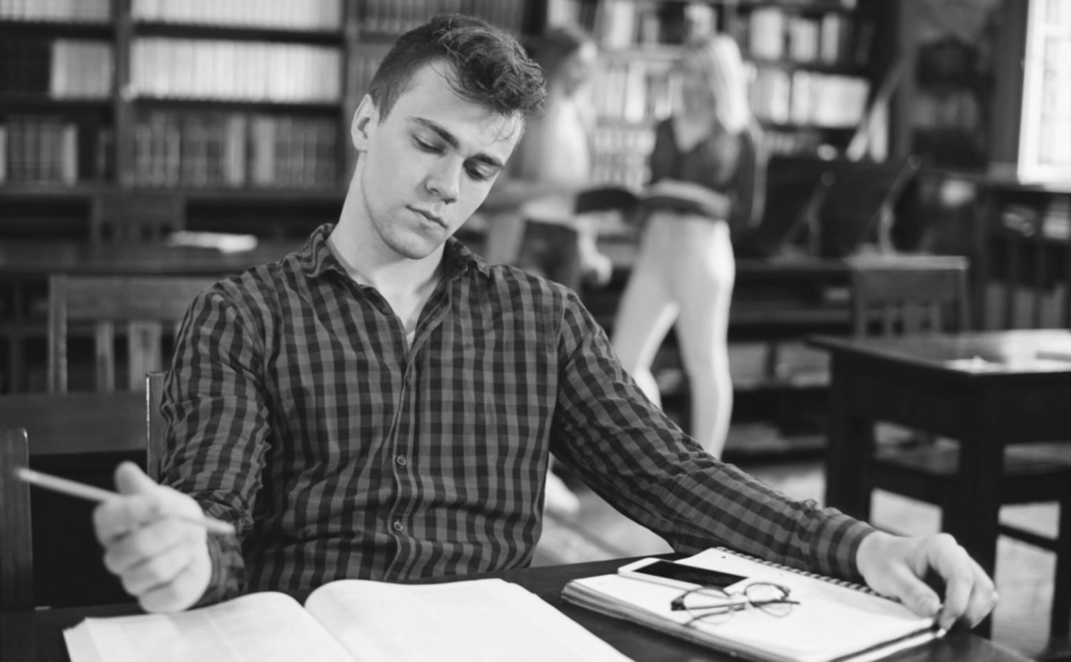 Moderne Büroumgebung mit Finanzanalyst bei der Arbeit